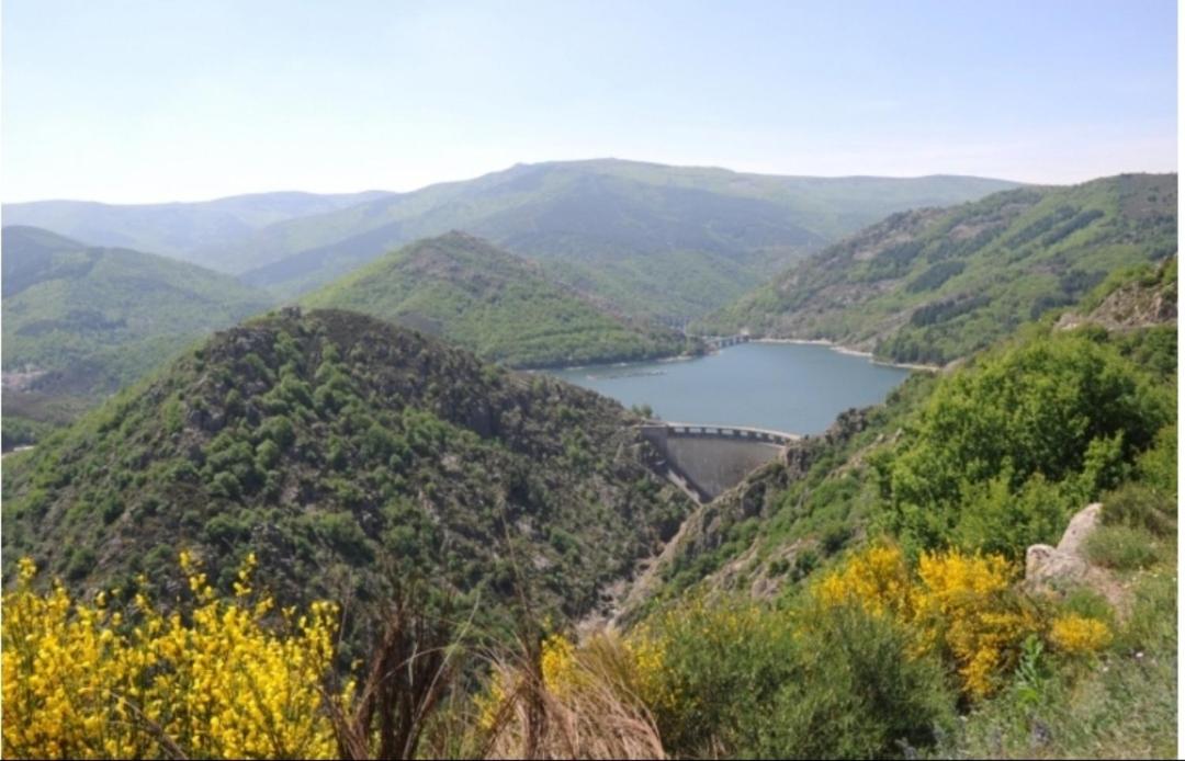 Sur les rochers du lac & location-rando en VTT - Housity