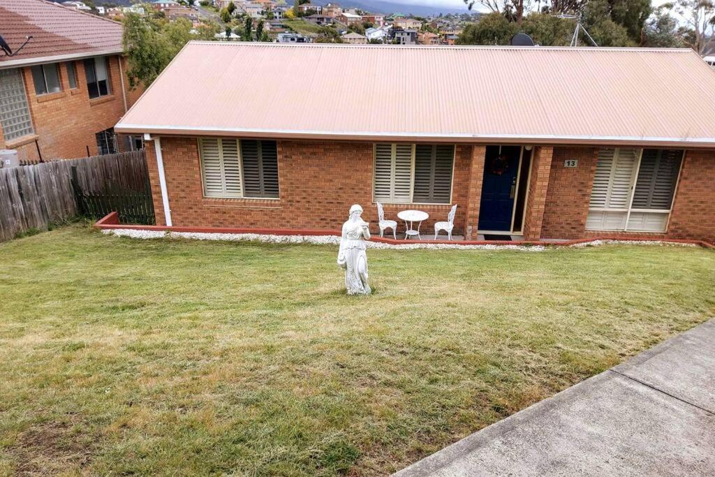 Beautiful Sunny house, 10 mins from Hobart City - Housity