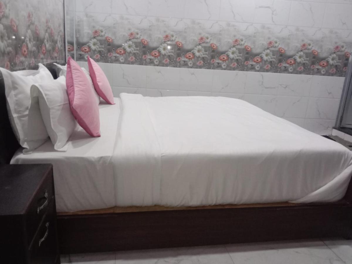 R. B.S Lodge By WB Inn - Housity