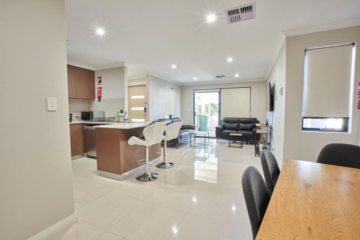 Gorgeous Family House near Shops - Housity