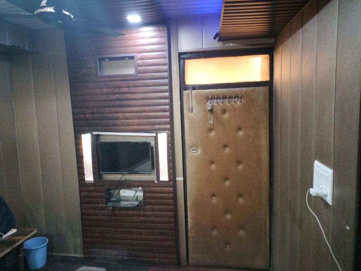 Hotel Kanpur Deluxe By WB Inn - Housity