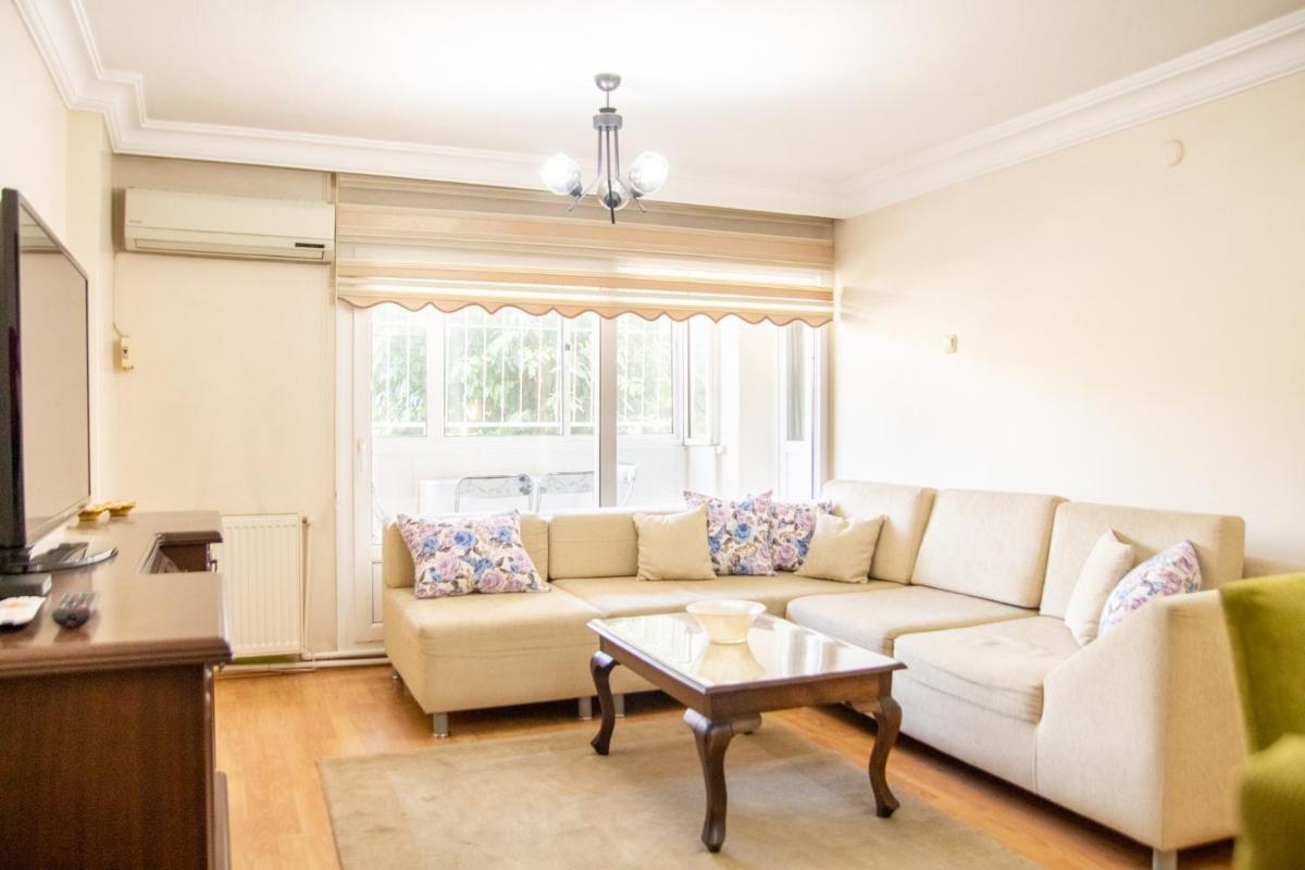 Colorful Flat with Balcony in Bayrakli - Housity