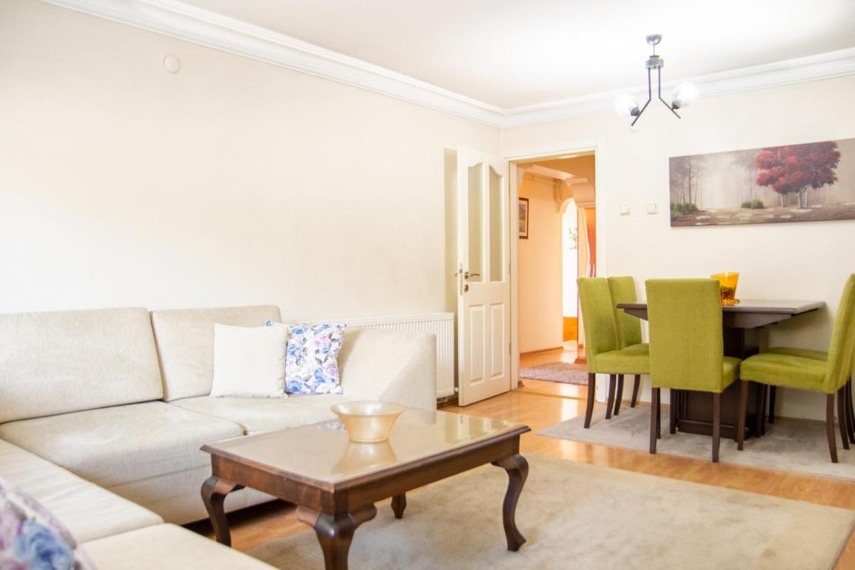 Colorful Flat with Balcony in Bayrakli - Housity