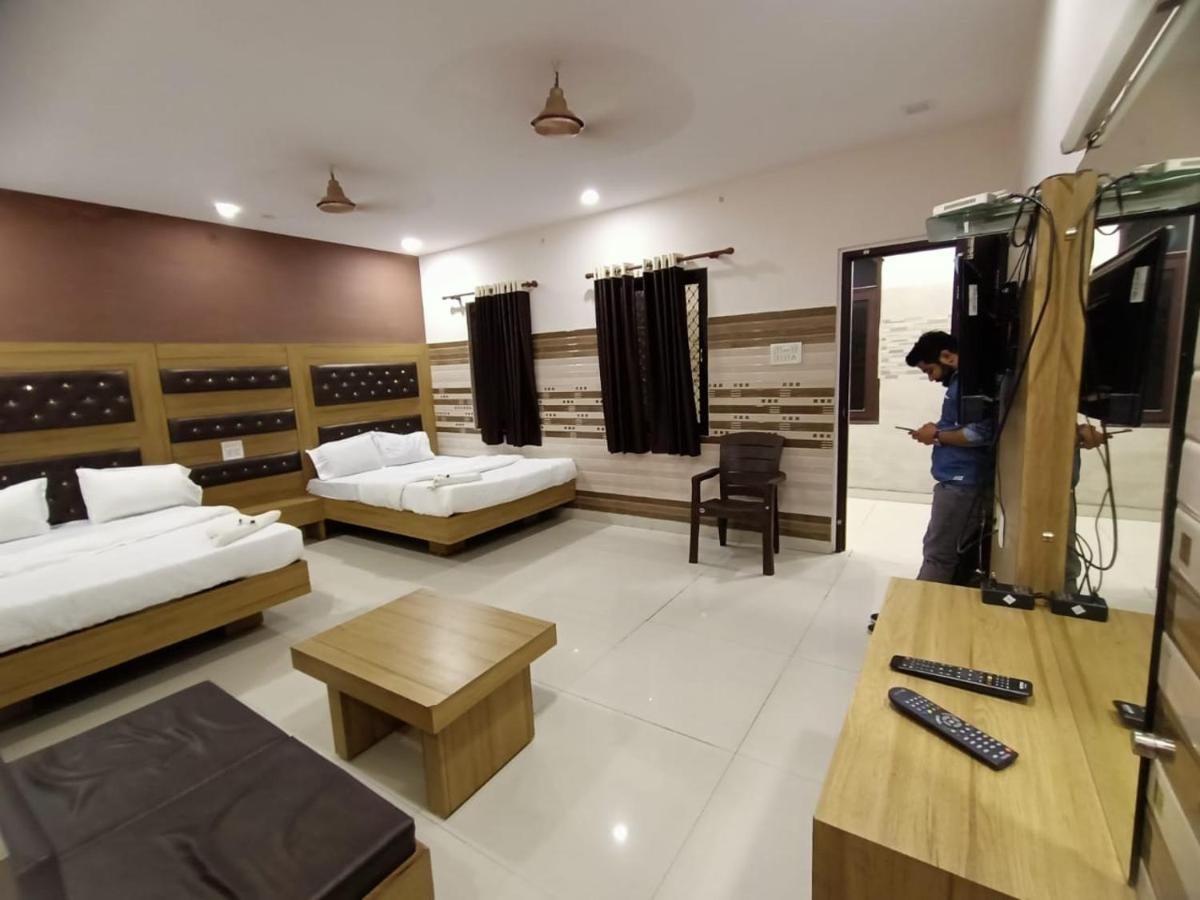 Chhabra Guest House, Kanpur - Housity