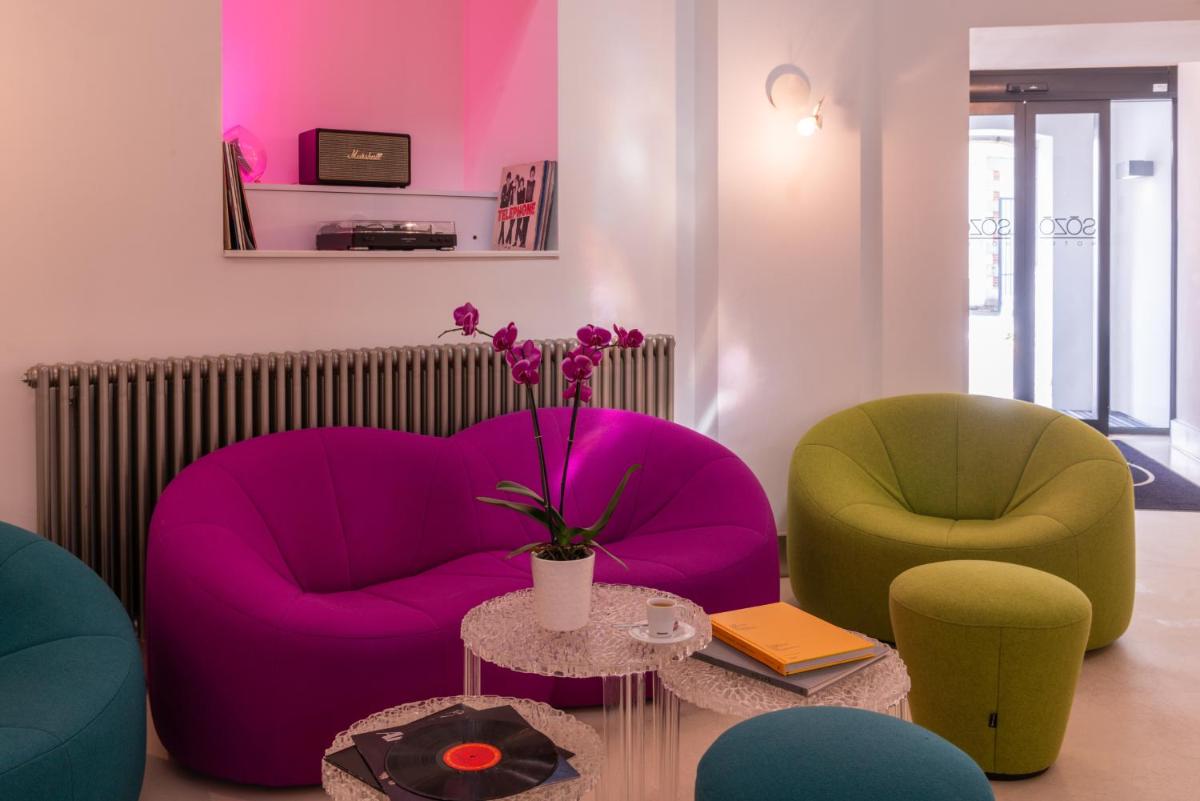 Coin salon dans l'établissement SOZO Hotel