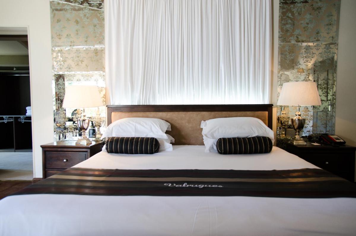 Un ou plusieurs lits dans un hébergement de l'établissement Le Vallon de Valrugues Hotel Spa & Villas