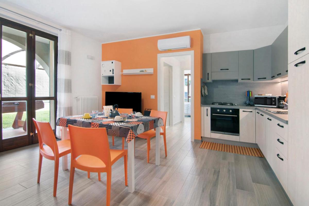 Orange Corner Home - Como Lake - Housity