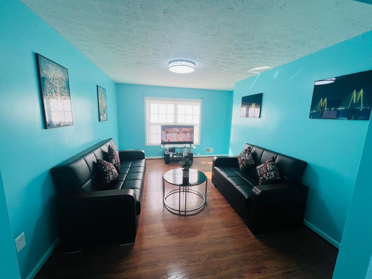 Specious Master bedroom with walk-in closet and Private full Bathroom - Housity