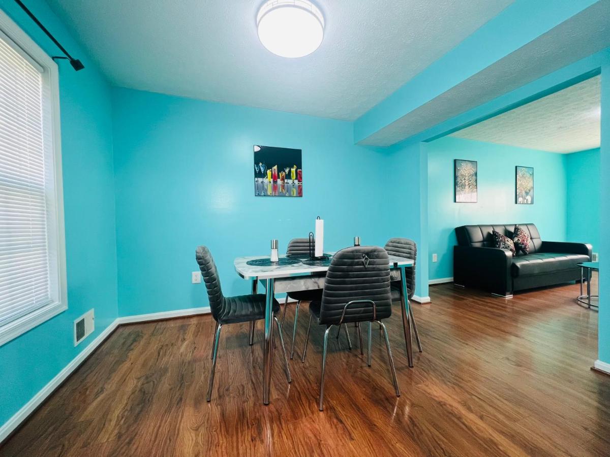 Specious Master bedroom with walk-in closet and Private full Bathroom - Housity