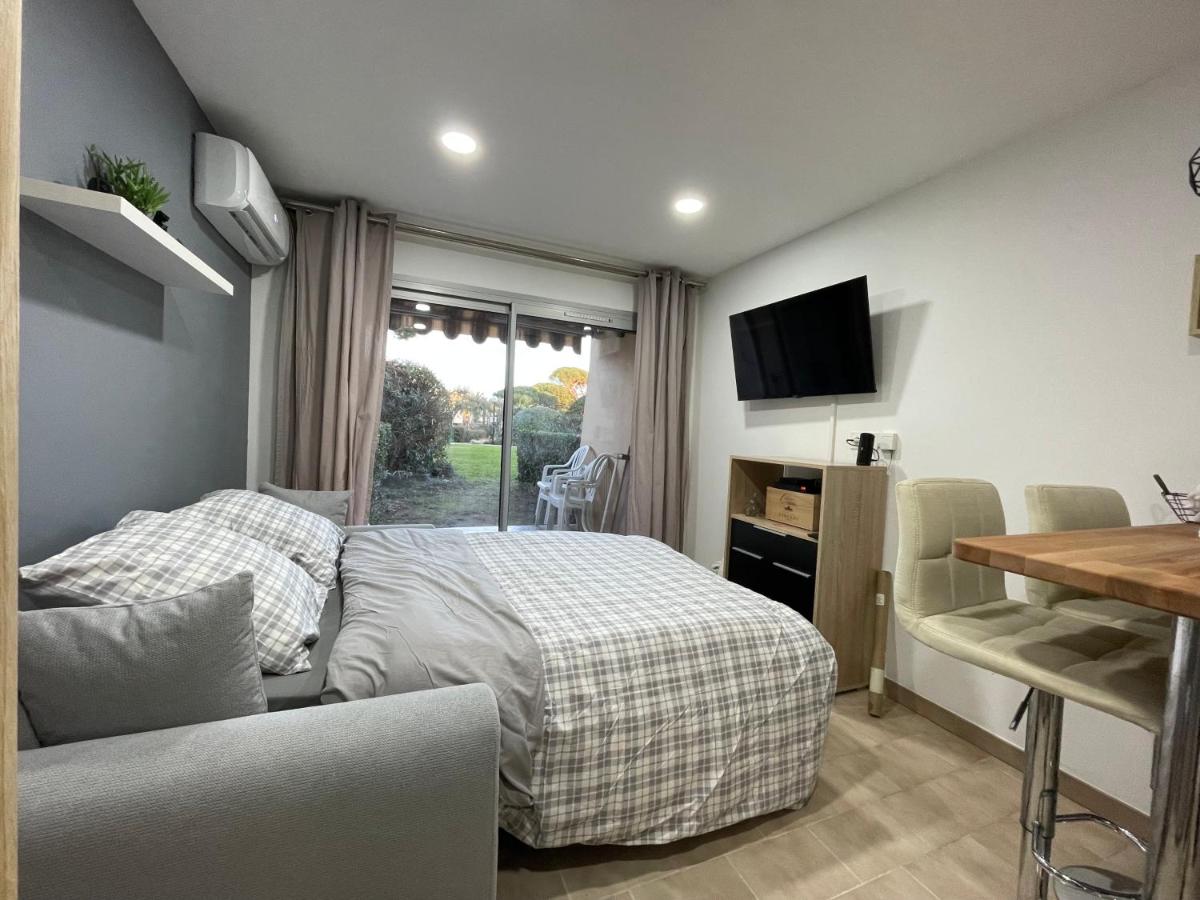 2 Pièces Climatisé-WIFI / 4 voyageurs / Boxe Privé / 2 piscines / 2 tennis / Pétanque / PingPong - Hizvo