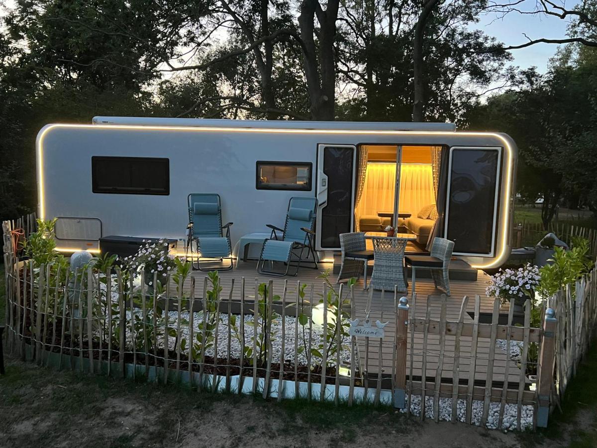 Luxuswohnwagen Dreamer mit Achterwasserblick - Housity