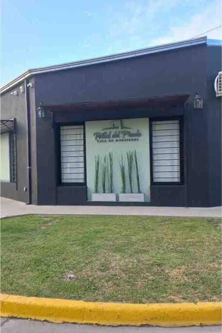 Casa moderna y amplia con patio y cochera techada - Housity
