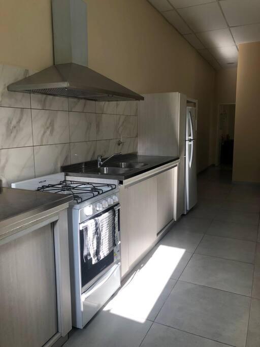 Casa moderna y amplia con patio y cochera techada - Housity
