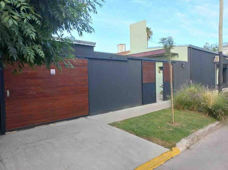 Casa moderna y amplia con patio y cochera techada - Housity