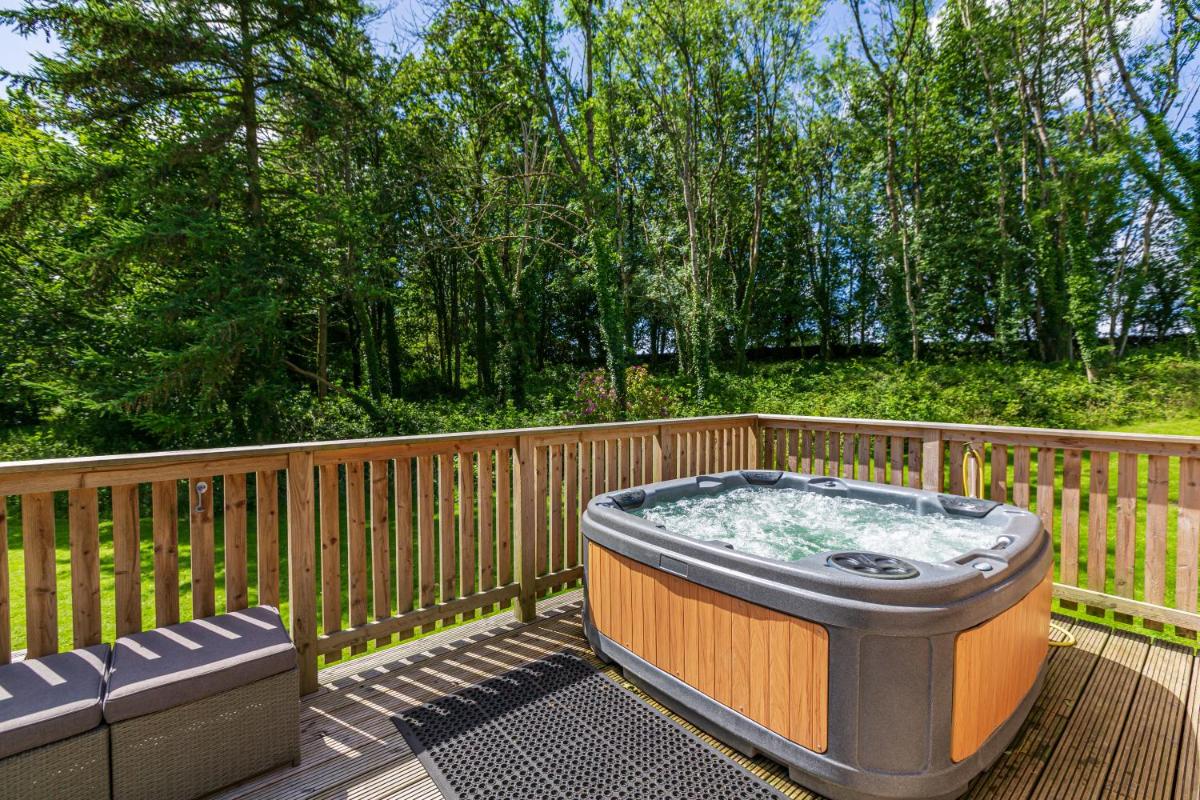 Squirrel Lodge 40 with Hot Tub - Housity