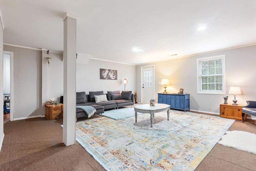 Comfortable Basement Apartment - Housity