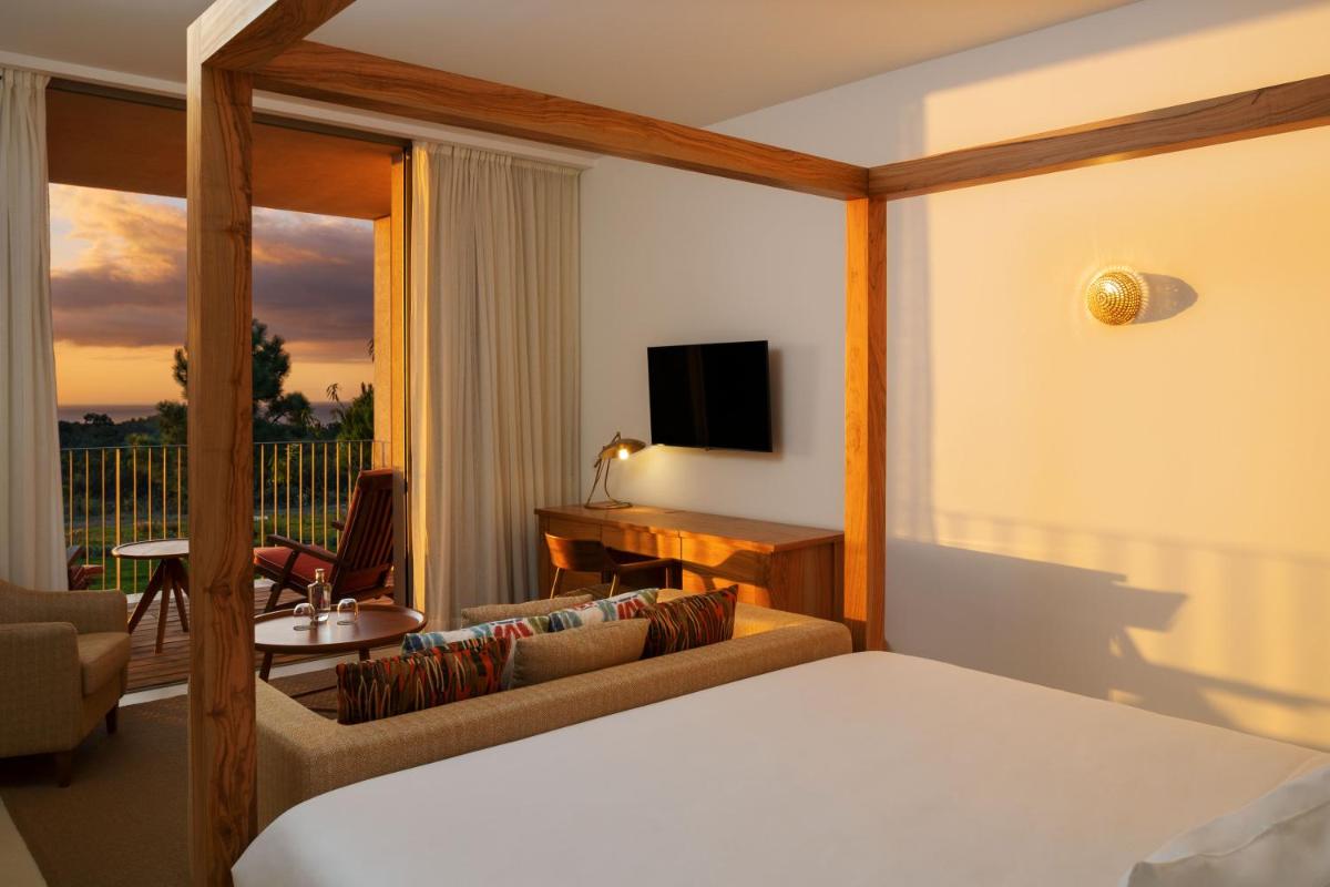 Uma televisão e/ou sistema de entretenimento em Praia do Canal Nature Retreat - Small Luxury Hotels of the World