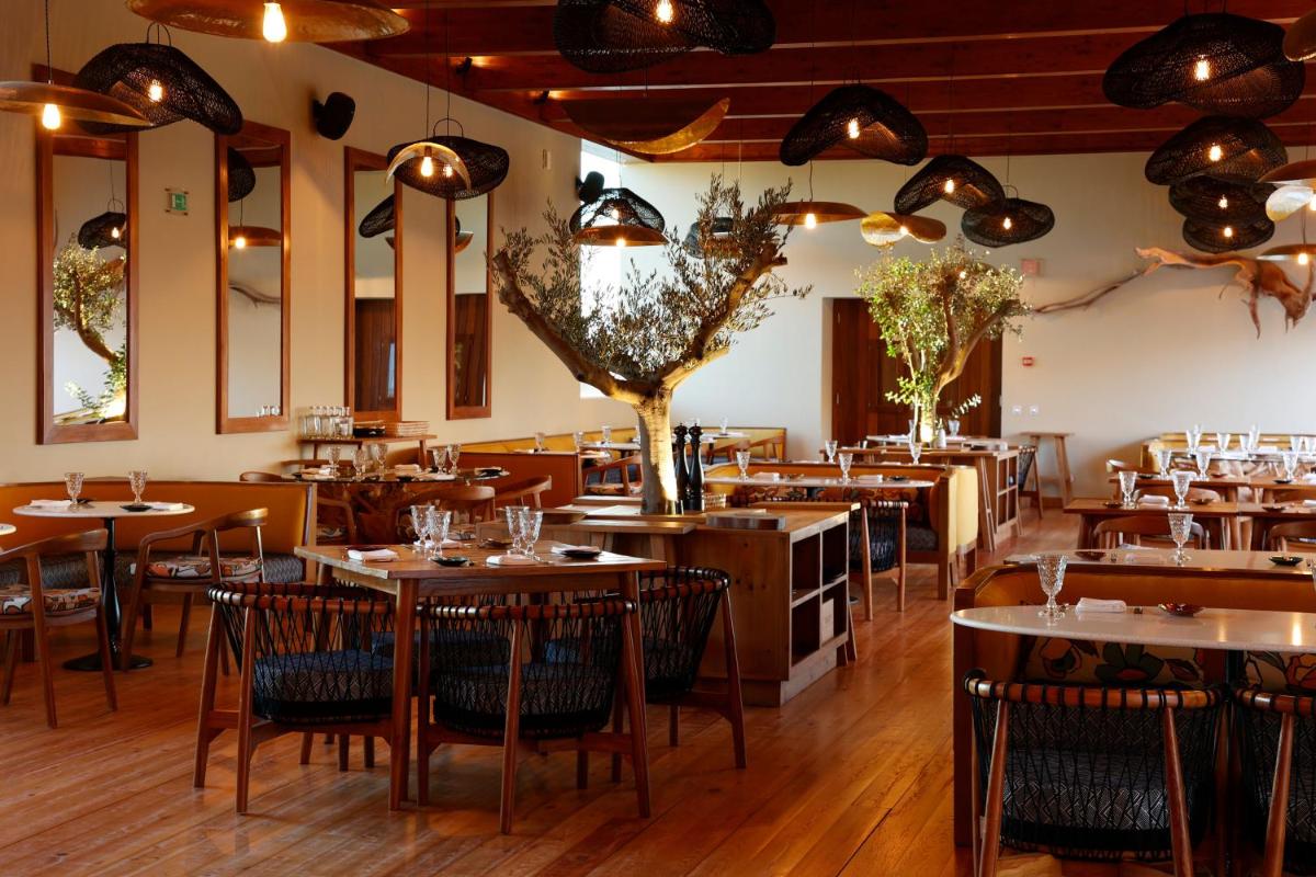 Um restaurante ou outro lugar para comer em Praia do Canal Nature Retreat - Small Luxury Hotels of the World