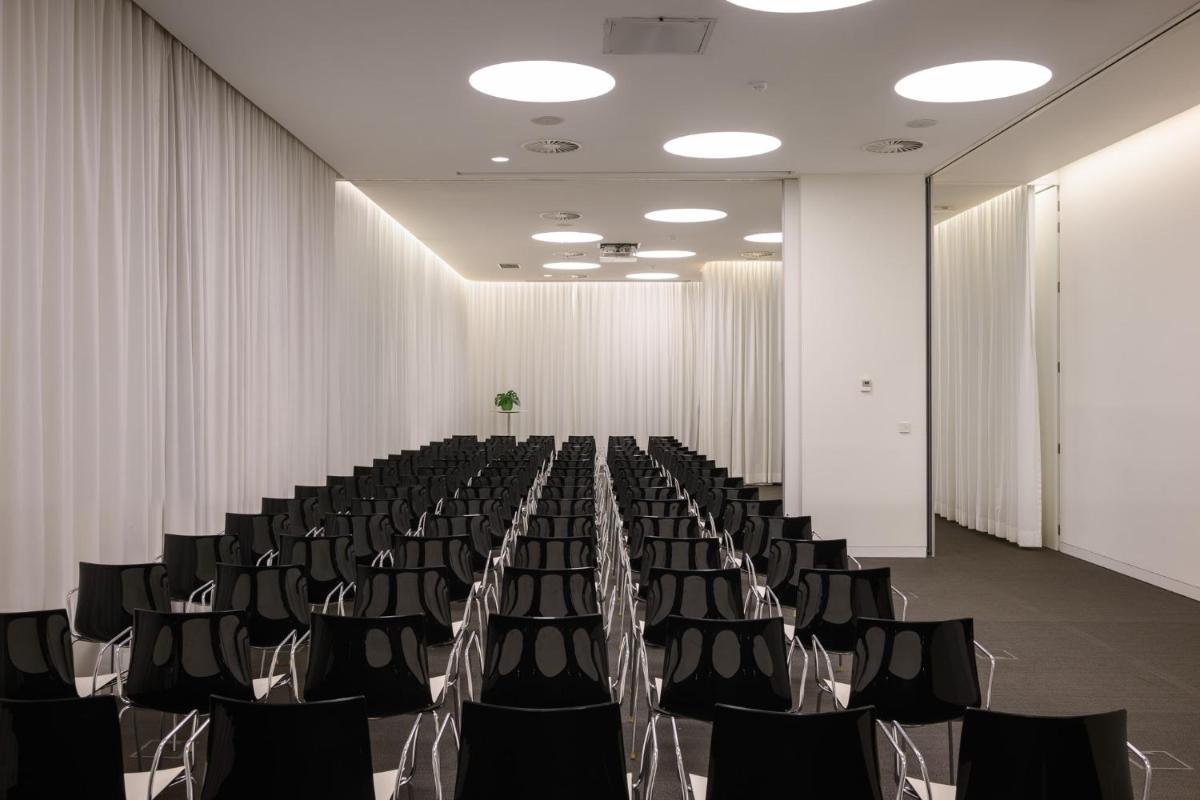 A área empresarial e/ ou a sala de conferências de Inspira Liberdade Boutique Hotel