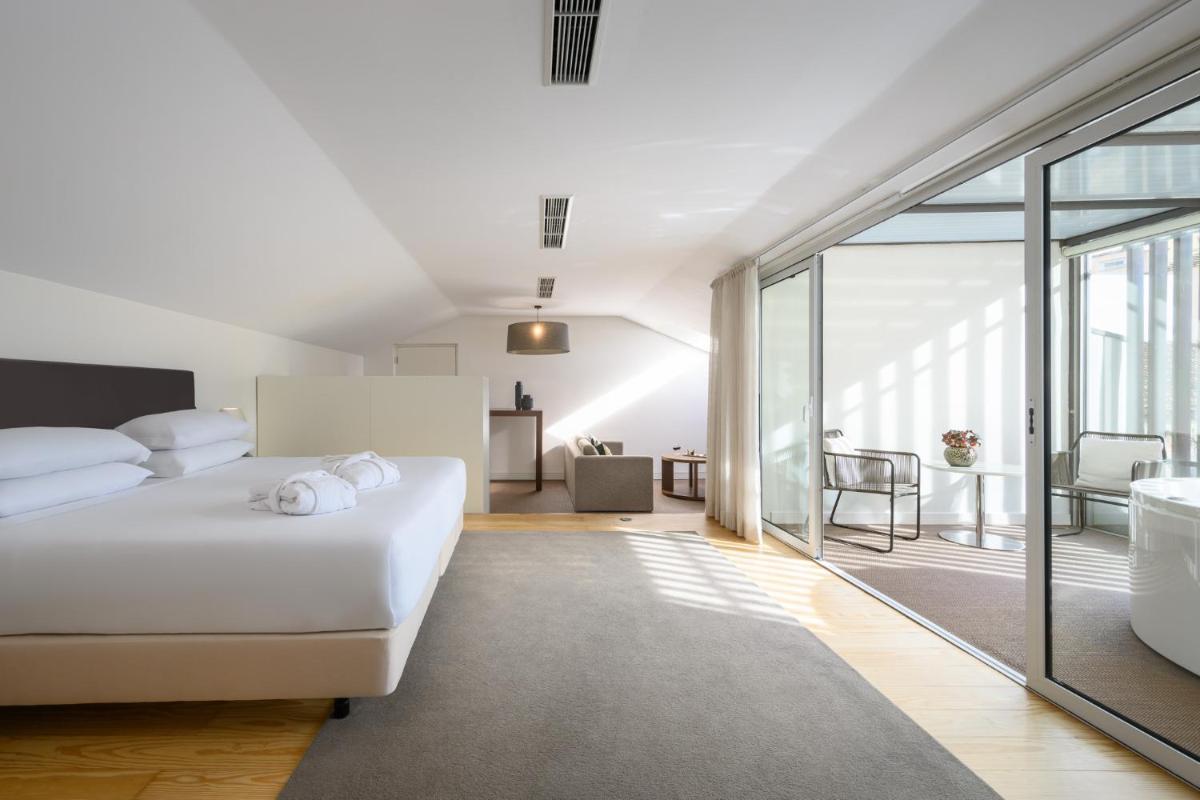 um quarto com uma cama branca e uma varanda em Inspira Liberdade Boutique Hotel em Lisboa mais 191 fotografias