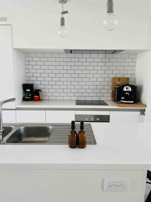 OEVER51: Slapen aan het water - Housity