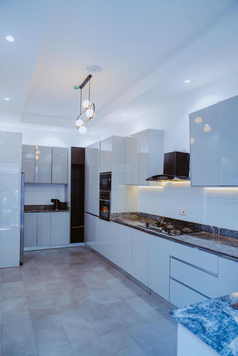 Suitetrails - Luxury 4 Bedroom Apartment in Victoria Island