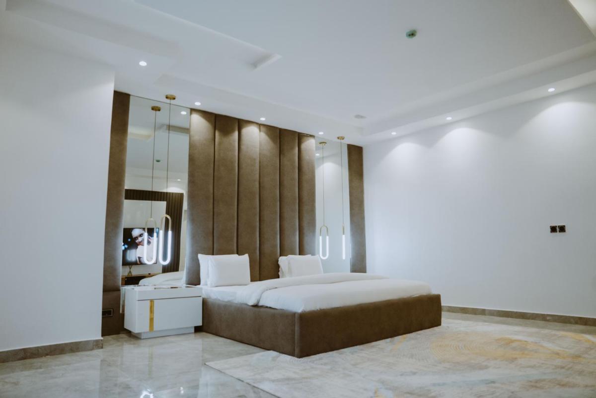Suitetrails - Luxury 4 Bedroom Apartment in Victoria Island