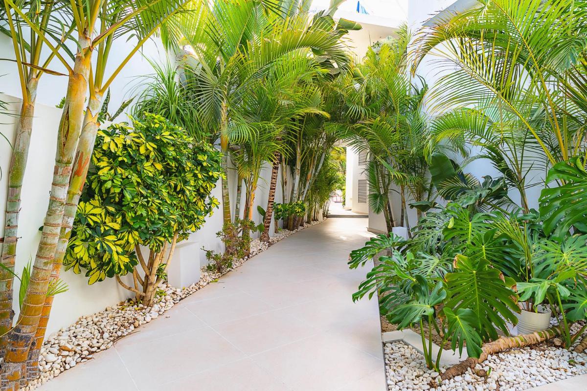 Jardín al aire libre en Lani's Suites de Luxe - Adults Only