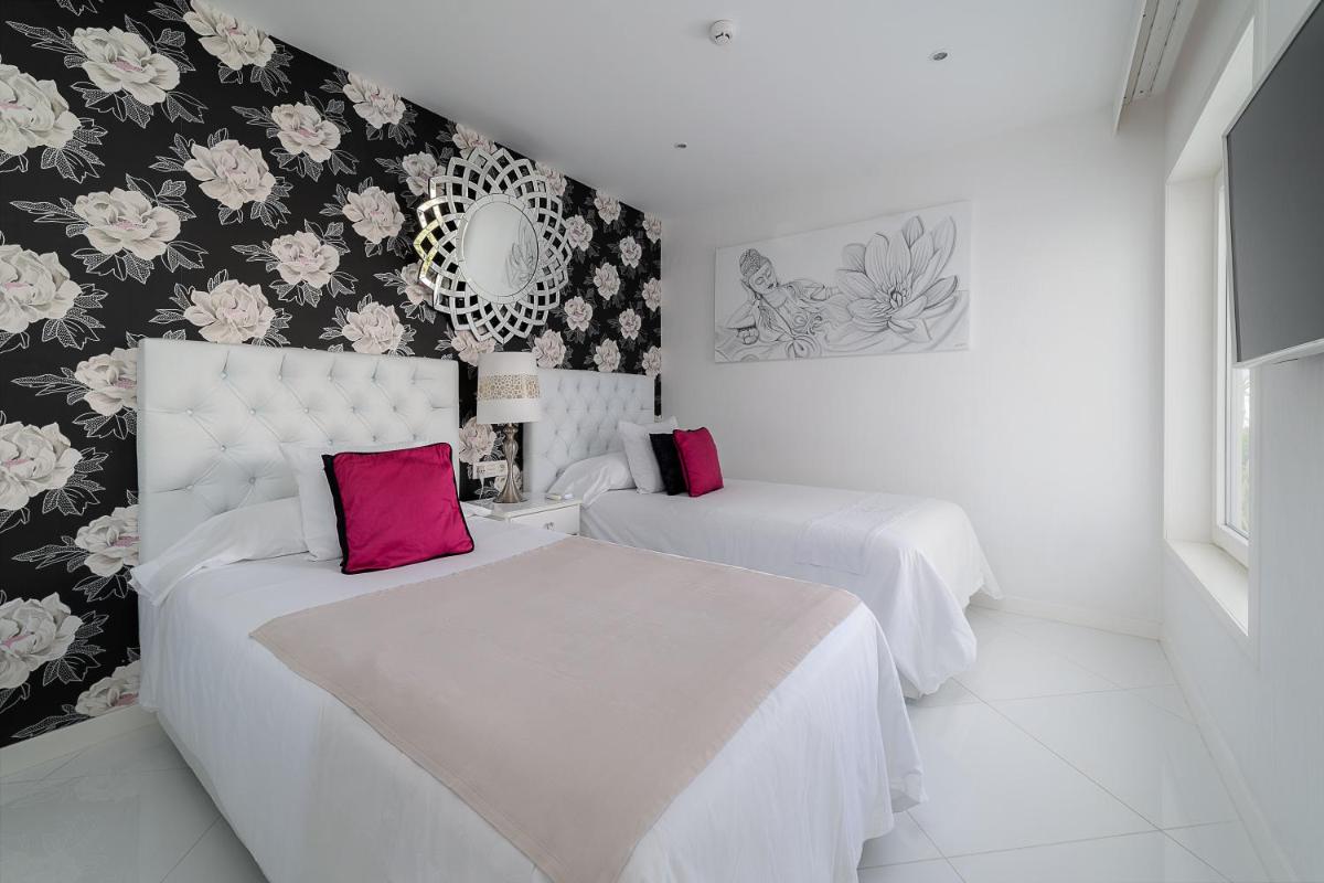 Cama o camas de una habitación en Lani's Suites de Luxe - Adults Only