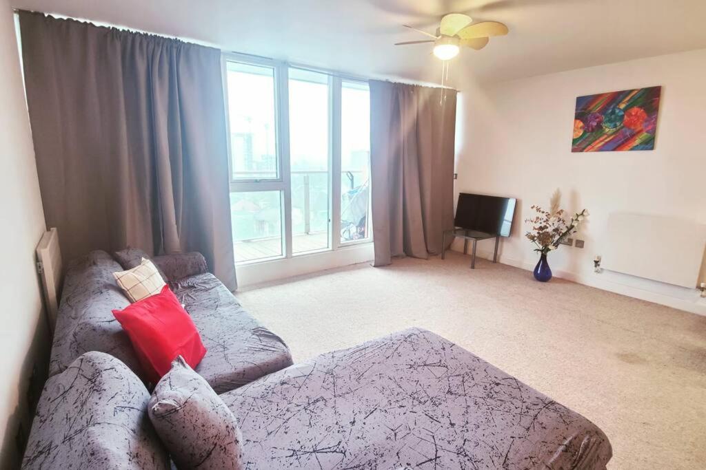 Custom House Apartments - Housity