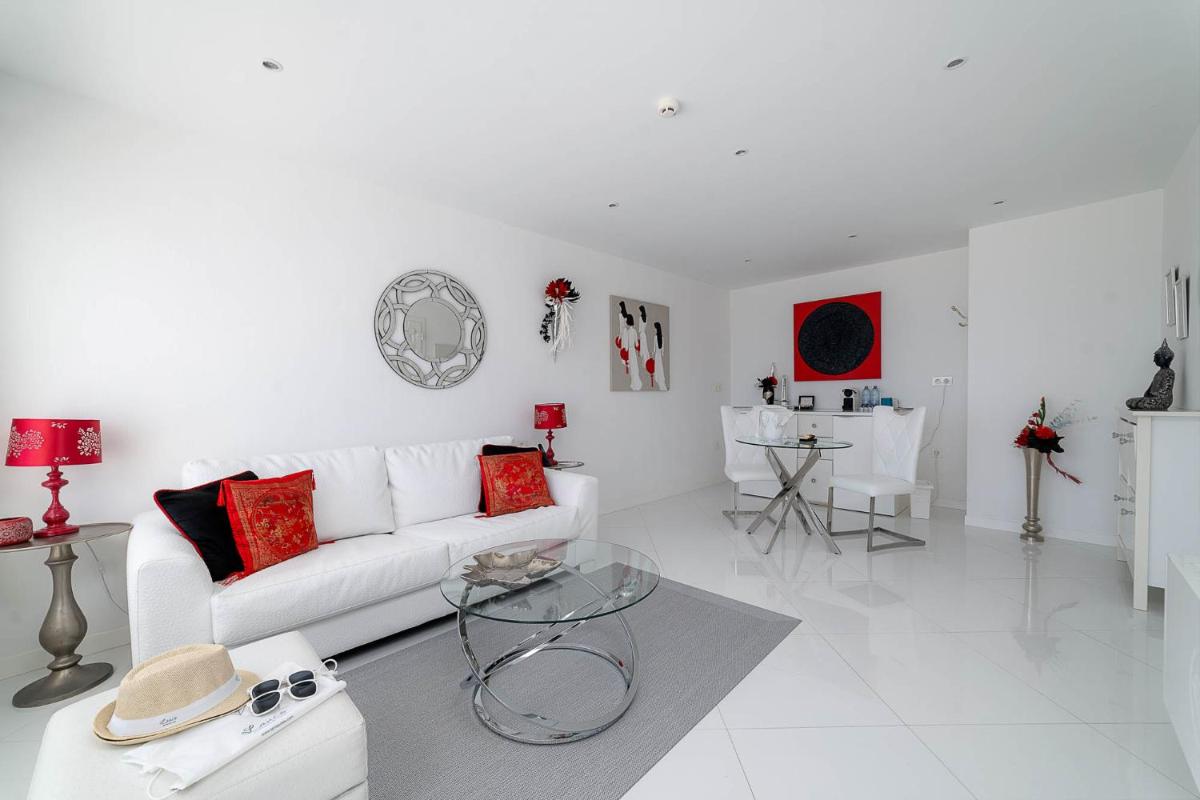 Una televisión o centro de entretenimiento en Lani's Suites de Luxe - Adults Only