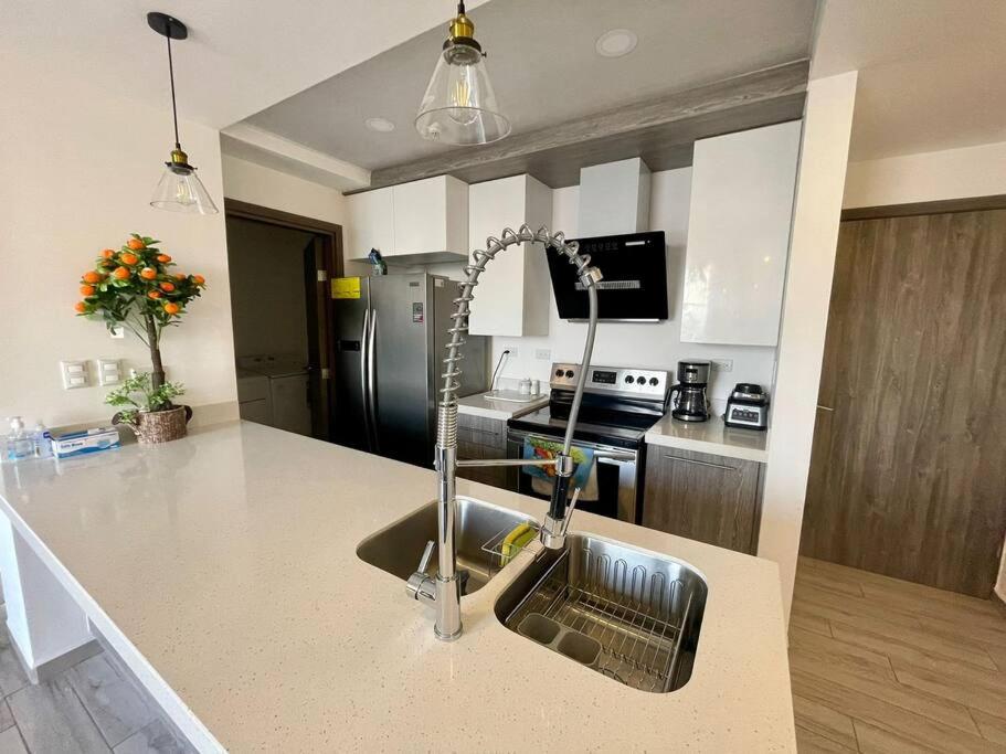 Suitetrails - Elegant new condominium with city sky-line.