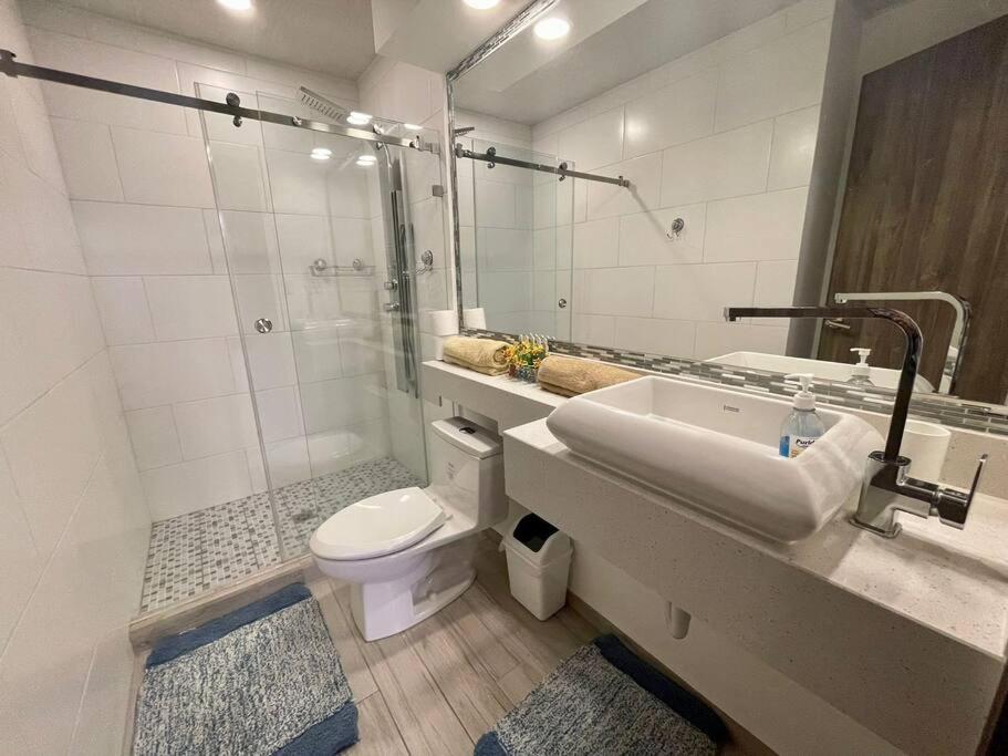 Suitetrails - Elegant new condominium with city sky-line.