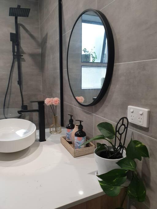 Suitetrails - Stylish St. Kilda Apartment