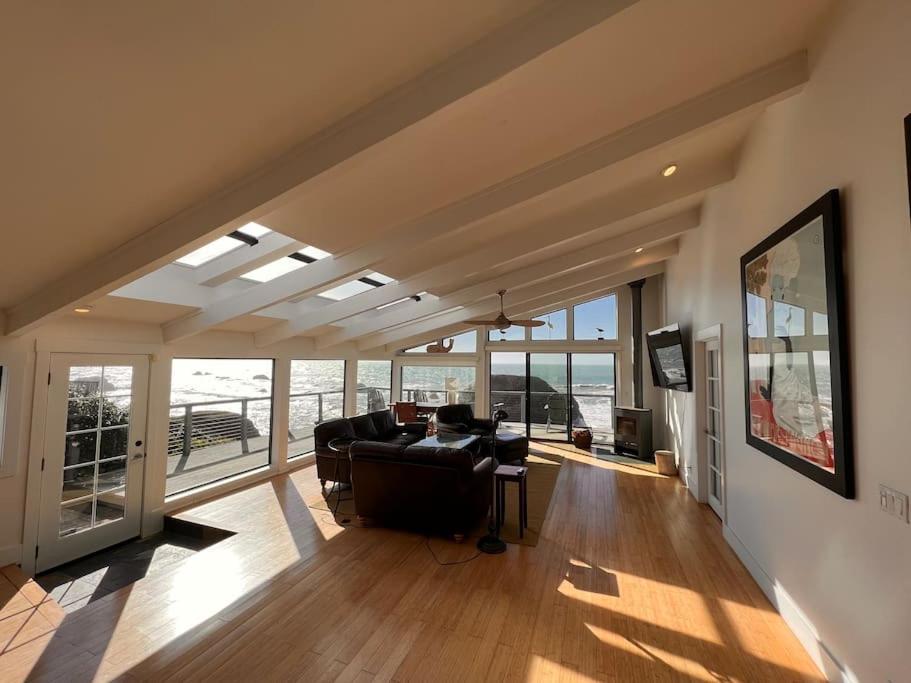 Stunning Oceanfront Escape - Housity
