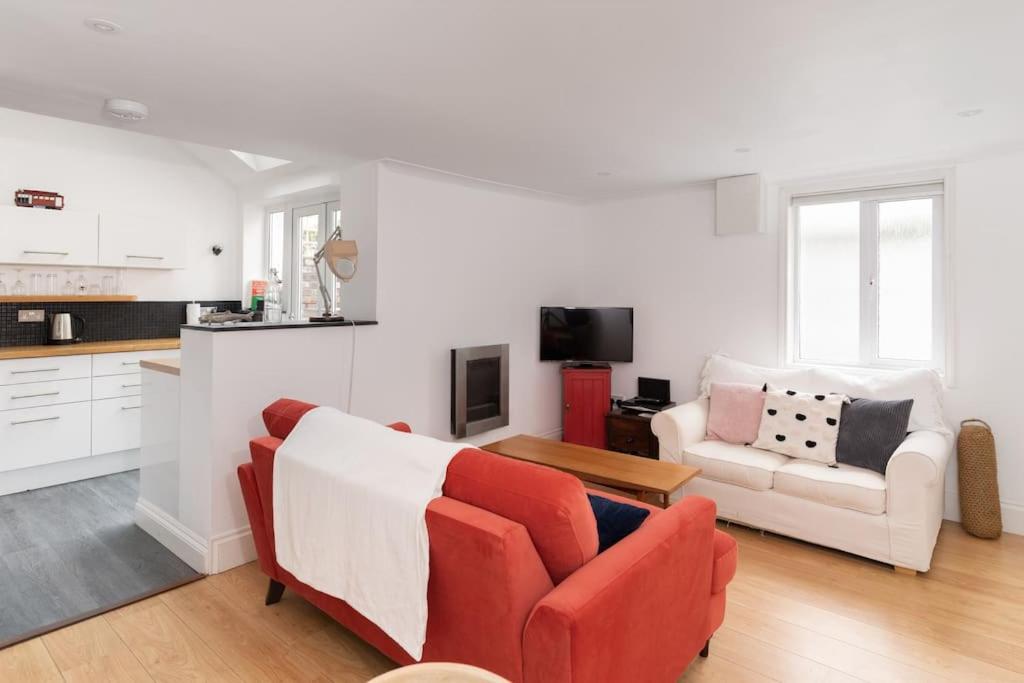 Stylish Cornish Village 3 bedroom house old Newlyn - Housity