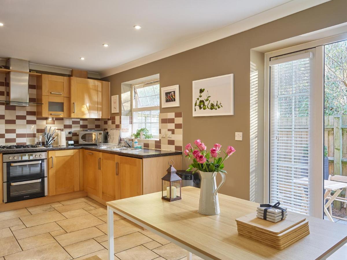 Curb Properties - Gorgeous 3 Bedroom House Close To Town Centre - Housity
