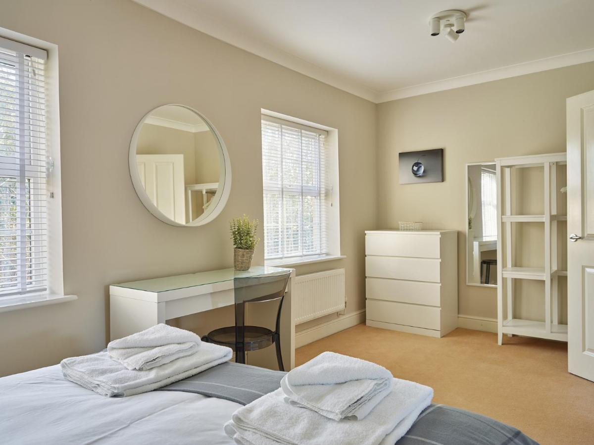 Curb Properties - Gorgeous 3 Bedroom House Close To Town Centre - Housity
