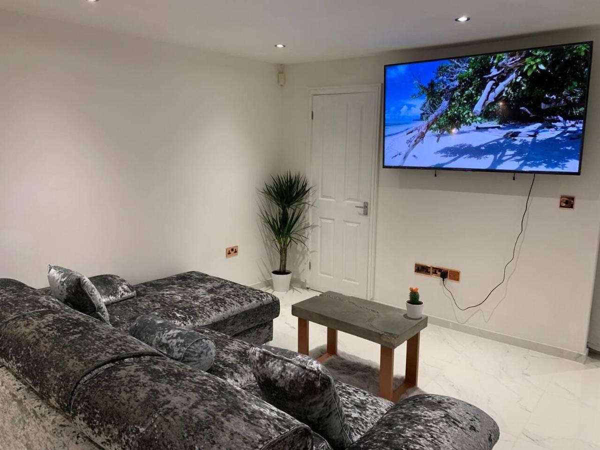 Lavish The Marble Apartment - Housity