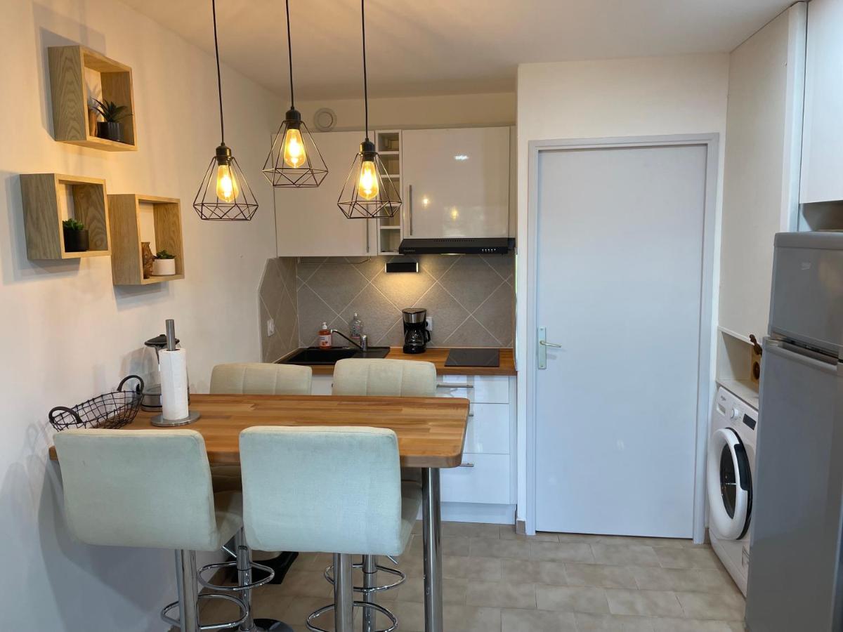 2 Pièces Climatisé-WIFI / 4 voyageurs / Boxe Privé / 2 piscines / 2 tennis / Pétanque / PingPong - Hizvo