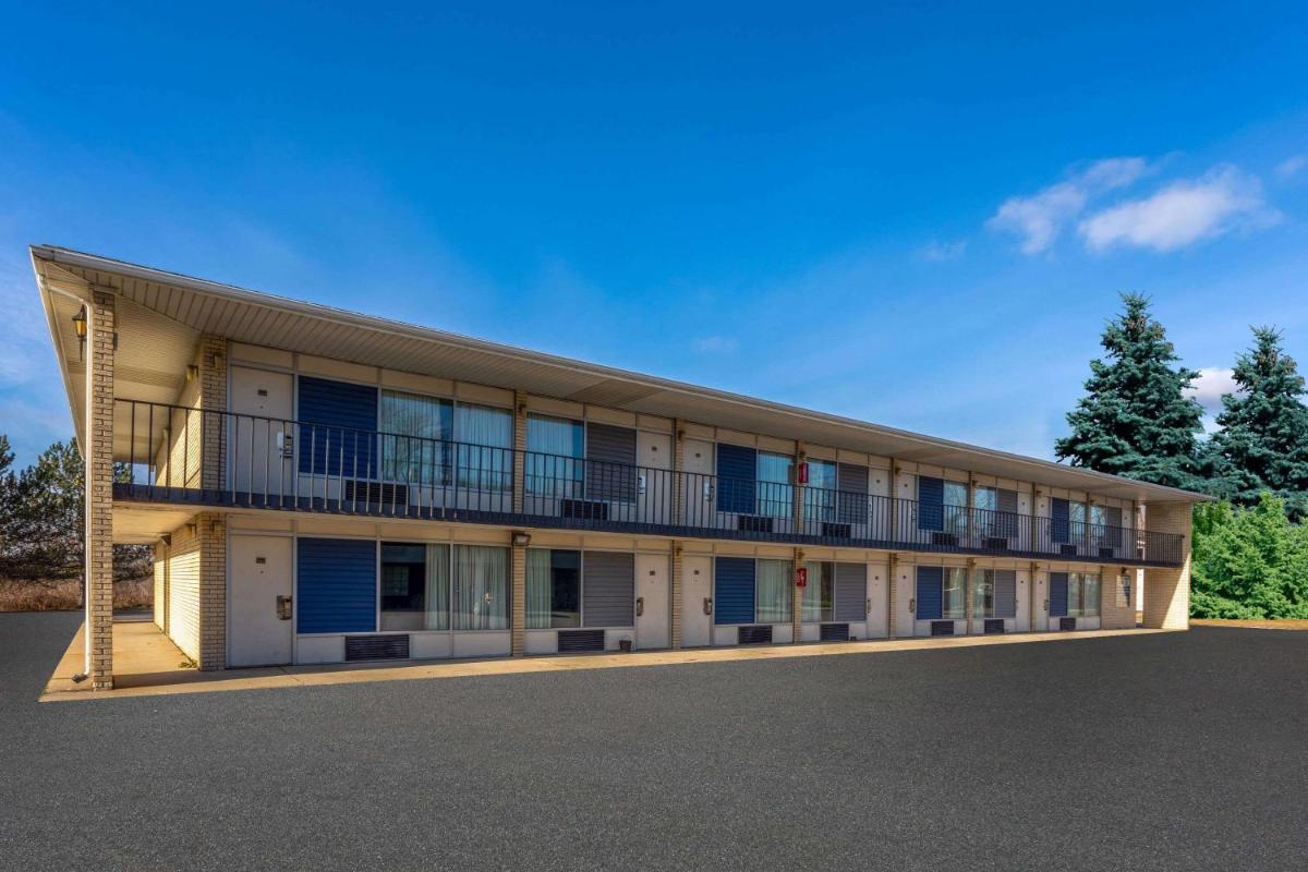 Days Inn by Wyndham Birch Run - Housity