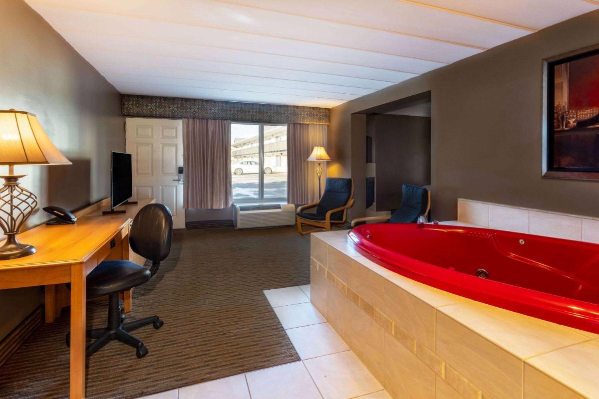 Days Inn by Wyndham Birch Run - Housity