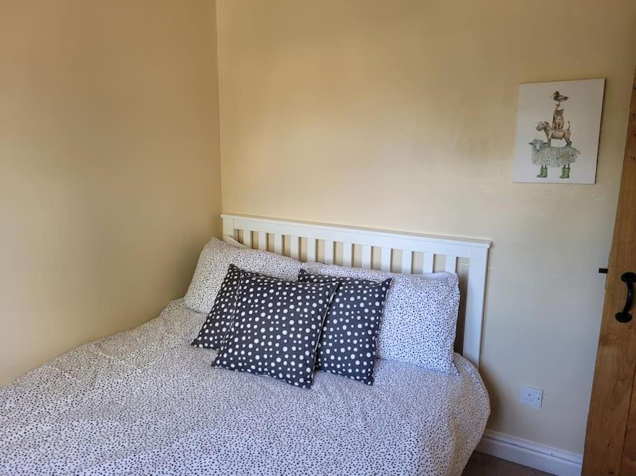 Two Bedroom Cottage (rural setting with good Access links) - Housity