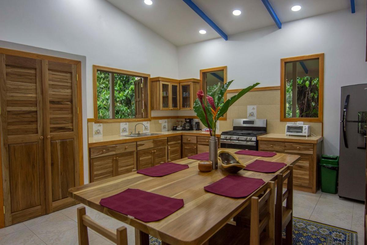 Blue Maverick Retreat - Secluded Nature Escape - 4WD Access Required - Housity