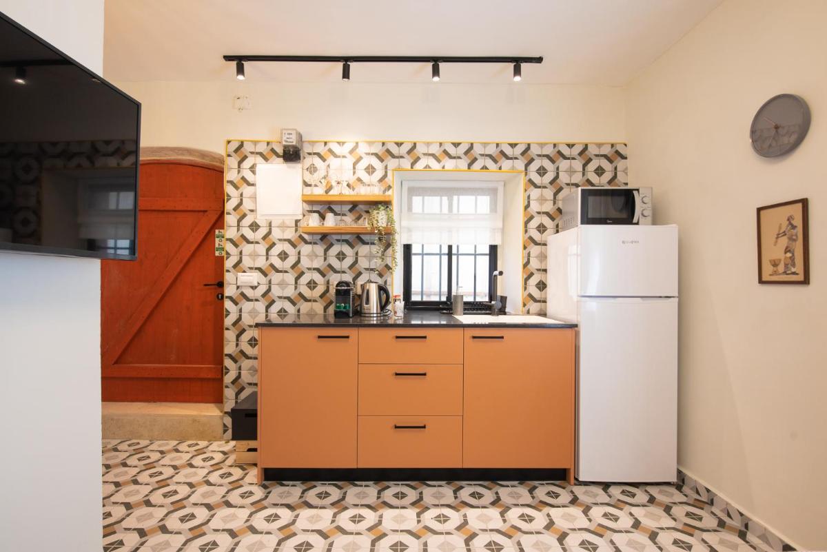 PORT CITY HAIFA - Vintage 1 Bdrm Garden next to Rambam - Housity