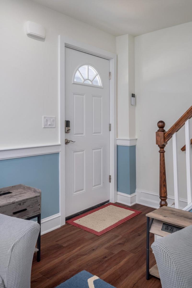 Beautifully Renovated 3 Bedroom Townhome wparking - Housity