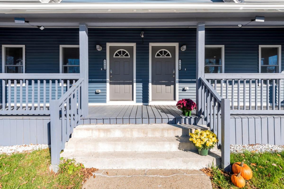 Beautifully Renovated 3 Bedroom Townhome wparking - Housity