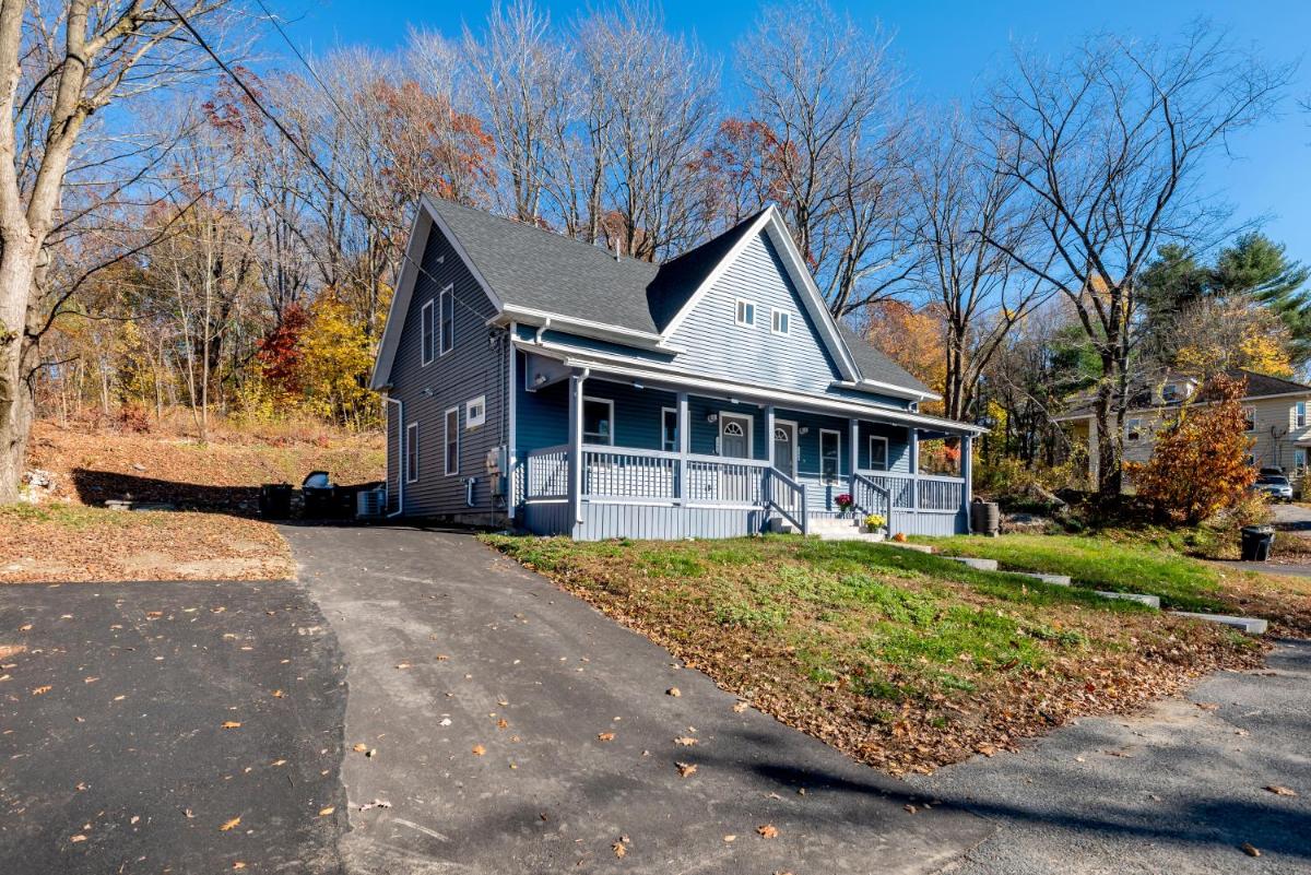 Beautifully Renovated 3 Bedroom Townhome wparking - Housity
