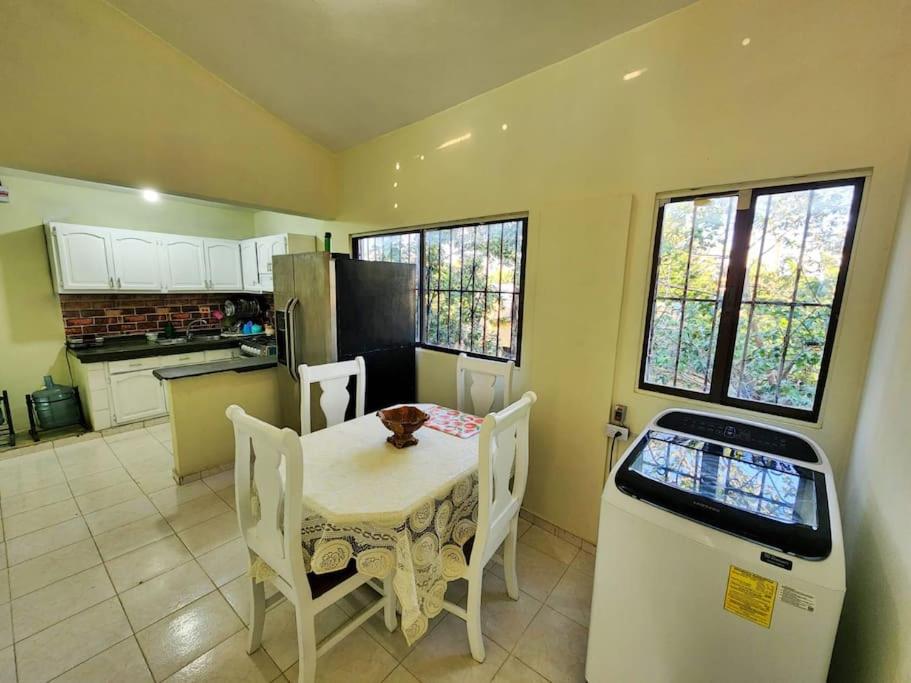 agradable espanciosa casa de 3 habitaciones 3 bano - Housity