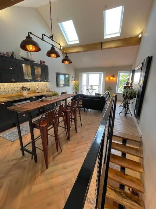 Luxury Spacious Seafront Cottage Mumbles Swansea - Housity
